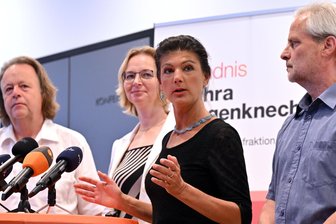 Annäherung zwischen BSW und AfD - Sahra Wagenknecht, Parteivorsitzende des BSW, und ihre Parteikollegen aus Thüringen bei einer Pressekonferenz in Erfurt nach Gesprächen mit der AfD.