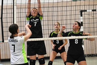 Annahme bereitet Talenten Probleme - Ohne Punkte: Katrin Gerstenberger, Carolina Toch und Lilli Göbel (v. l.) mussten sich in eigener Halle zweimal geschlagen geben. 