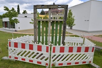 Anne-Frank-Fenster in Zwickauer Schule beschäftigt jetzt Anwälte - Im Sommer 2025 war das Kunstwerk „Hoffnungsfenster“ abgesperrt und wurde abgebaut.