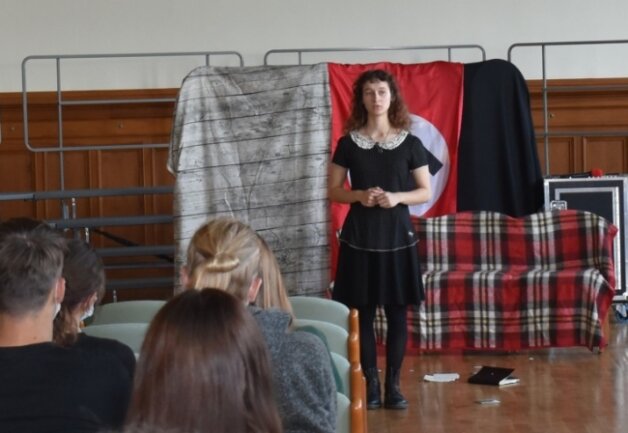 Anne Frank nimmt Rochlitzer Schüler mit - Sarah Frese von der Kulturschule Leipzig spielte beim Auftritt im Rochlitzer Gymnasium Anne Frank. 