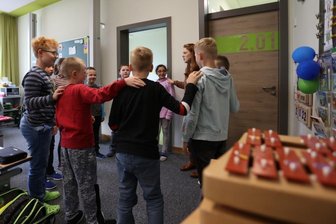 Anne-Frank-Schule in Zwickau: Lehrermangel trübt Begeisterung über neues Gebäude - "Schulter - Hüfte - Knie!" Im Schülerkreis mit Lehrerin Linda Hierold üben Schüler der Klasse 3b, wie Körperteile heißen. Wer kitzlig ist, kichert bei den Berührungen schon mal los. 