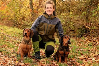 Anne Lenk aus Weischlitz: Vom Model zur Jägerin - Anne Lenk mit ihren zwei Alpenländischen Dachsbracken Beate (links) und Helga.
