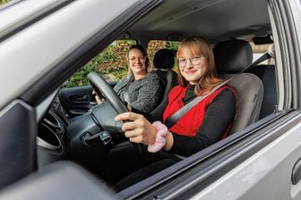 Anni: Zu jung fürs Alleinfahren? - Anni Bräuer darf im Moment nur gemeinsam mit ihrer Mutter Sandra Auto fahren. Ende Januar wird Anni 18, dann kann sie auch allein unterwegs sein.