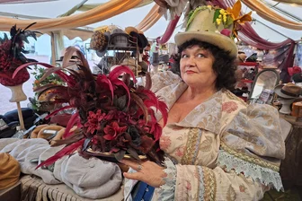 Annotopia verwandelt Schloss Augustusburg in eine Welt voller Fantasie und Abenteuer - Die Niederländerin Bep verkauft an ihrem Stand ‚BepStyle‘ auf dem Annotopia-Festival auf Schloss Augustusburg Hüte in allen Formen und Farben – von Alltagshüten bis hin zu kuriosen Einzelstücken.