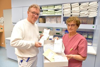 Anonyme Spurensicherung: Wie Opfern von sexueller und häuslicher Gewalt besser geholfen werden soll - Die Notaufnahme des Kreiskrankenhauses Freiberg zählt zu den Vorreitern der anonymen Spurensicherung in Sachsen. Oberarzt Ralf Walper und Schwester Christina Steffen sind geschult für die anonyme Spurensicherung.