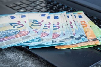 Anonymer Geldspender gibt Gemeinde im Vogtland Rätsel auf - Ein Unbekannter spendet jedes Jahr für Kindereinrichtungen und Schulen in der Gemeinde Neuensalz Geld. In diesem Jahr waren es je Einrichtung 700 Euro.