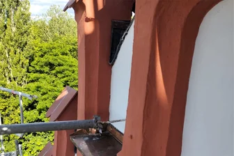 Anonymer Großspender hilft Freibad in Netzschkau - Nach der Eindeckung des Viereckturms wurde ein Teil der Fassade des Schlosses neu gestrichen.