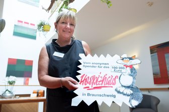 Anonymer Spender unterstützt Einrichtungen mit Tüten voller Bargeld - Die Hospizleiterin Petra Gottsand hält die "Wundertüte" in der die Spende übergeben wurde im Hospiz, Am hohen Tore in Braunschweig in den Händen. Ein anonymer Wohltäter hat in Braunschweig 100 000 Euro an ein Hospiz gespendet. Das Geld war am Montag über die «Braunschweiger Zeitung» an das Hospiz übergeben worden. Nach Angaben der Zeitung versicherte der Spender, dass die Summe ausschließlich aus versteuertem Einkommen stammt und bat um Anonymität.