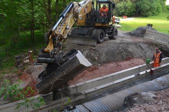Anordnung sorgt in Werda für Ärger - Vor dem Radwegbau waren auf der Kornaer Straße im Frühling die Durch-lässe gebaut worden. 