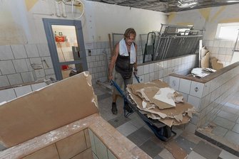Anpacken für Tierheim-Hunde in Annaberg-Buchholz: Was ein Umbau ihnen bringen soll - Sechs alte Zwinger im Tierheim sind mittlerweile beseitigt worden. Dafür hat etwa René Wetzel mit angepackt. Es sollen vier neue Hundezimmer entstehen.