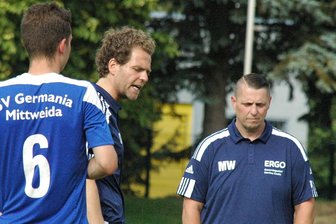 Anpfiff in der Fußball-Landesklasse: Germania Mittweida und SC Altmittweida erwarten schwere Brocken - Germania-Trainer Sebastian Voigt (M.) hatte in Radeberg nach Schlusspfiff sofort Gesprächsbedarf. Neu im Team ist Manuel Weber (r.) als Torwarttrainer, der bei der 2. Mannschaft am Sonntag sogar zwischen den Pfosten stand.