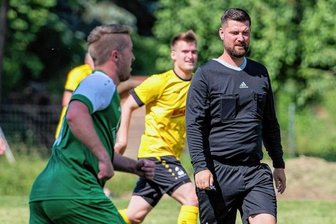 "Anpfiff muss überzeugend sein" - Zuletzt noch bei Fortschritt Lunzenau in der Abwehr, inzwischen in der Kreisliga als Schiedsrichter: Tobias Grune bleibt dem grünen Rasen treu und pfeift leitet seit einigen Monaten Partien in Mittelsachsen, wie hier zwischen dem BSV Langenleuba-Oberhain und dem Riechberger FC (4:0). 