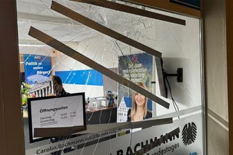 Anschläge auf Freiberger Parteibüros: Polizei ermittelt - Bei einer Attacke auf das AfD-Büro in Freiberg an der Burgstraße wurde die Scheibe beschädigt.