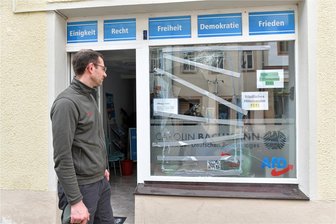 Anschläge auf Parteibüros von AfD und Grünen in Freiberg: Wer steckt dahinter? - AfD-Stadtrat Markus Gehrke betrachtet die Schäden am Schaufenster des Bürgerbüros der AfD-Bundestagsabgeordneten Carolin Bachmann an der Burgstraße in Freiberg. Das Objekt ist in diesem Monat bereits drei Mal attackiert worden.