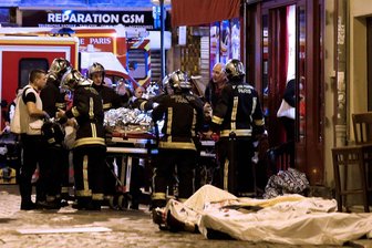 Anschläge vor zehn Jahren: Wie der Terror Paris verändert hat - Rettungskräfte versorgen die Opfer vor einem Café im 10. Bezirk. Nahezu zeitgleich hatten am 13. November 2015 zahlreiche Anschläge Paris erschüttert.