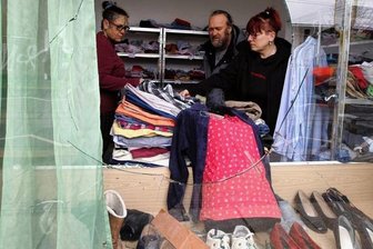 Anschlag auf Colorido-Laden - Die zerstörte Fensterscheibe am Laden nach Steinwurf. 