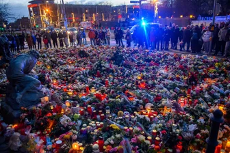 Anschlag auf Magdeburger Weihnachtsmarkt: Trauer, Entsetzen und Solidarität - Aufarbeitung beginnt - Menschen stehen vor der Johanniskirche an dem ein Gedenkort eingerichtet wurde und an dem vor dem Portal Blumen und Kerzen niedergelegt wurden. Am 20. Dezember 2024 ist auf dem Weihnachtsmarkt in Magdeburg ein Autofahrer in eine Menschengruppe gefahren. Es gab mehrere Tote und Verletzte. 