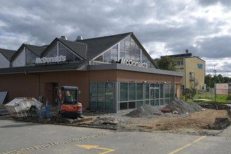 Anschlag auf McDonald’s-Filiale in Zwickau: Tatverdächtiger wegen schwerer Brandstiftung angeklagt - An und in der McDonald‘s-Filiale an der B93/Oskar-Arnold-Straße in Zwickau laufen Reparatur- Sanierungsarbeiten.