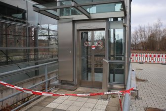 Anschlag per Pyrotechnik in Crimmitschau: Aufzug im Bahnhof völlig zerstört - Unbekannte haben einen Aufzug am Bahnhof Crimmitschau zerstört.