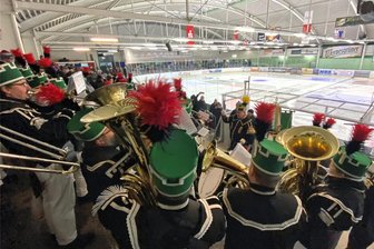 Anschnallen, bitte! Die Eishockey-Regionalliga Ost biegt auf die Zielgerade - Wölfe vor finalem "Test" - Mit Pauken und Trompeten hat es auch im Derby gegen Chemnitz mit einem Sieg geklappt. Im Januar spielte erstmals das Bergmannsblasorchester Aue-Bad Schlema im Wolfsbau in Schönheide auf. Nun geht die Saison in der Eishockey-Regionalliga Ost in die heiße Phase – noch ein Hauptrundenspiel ist es bis zu den Playoffs.