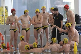 Ansprache weckt die Lebensgeister - Trainer Ludwig Will gibt den Wasserballern des SV Zwickau während einer Auszeit gegen Berlin Neukölln II Anweisungen. 