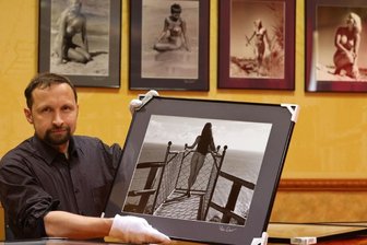 Anspruchsvolle Nacktfotos im ehemaligen Glauchauer Kino - Mirko Hummel bereitet die Ausstellung "Akt und Landschaft" vor.