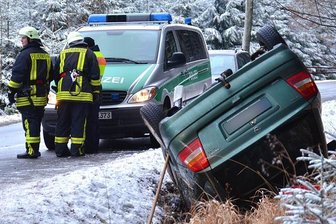 Ansprung: Opel überschlägt sich - 