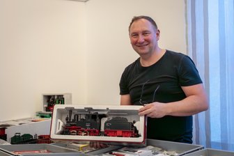Anstehen bei minus 10 Grad: Modellbahnbörse im Erzgebirge erlebt Ansturm - Uwe Rothe ist als Händler von Anfang an dabei.