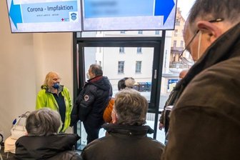 Anstehen für den Pieks: Impfaktionen stoßen auf große Resonanz -