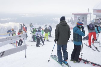 Ansturm am Wochenende? So starten die Skigebiete im Erzgebirge in die ersten Winterferien - Kein Kaiserwetter am Sonntag am Fichtelberg: Bei leichtem Nebel sind am Vormittag die ersten Abfahrer und Snowboarder unterwegs.
