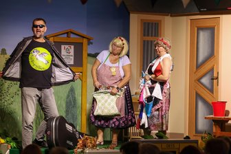 Ansturm auf Callenberger Dorftheater: Bezüge zu ortsbekannten Personen sind gewollt - Zu den Akteuren im neuen Stück zählt Altrocker Hardy Rock von den Flying Poodles (Jens Bachmann), der im Jubiläums-Chaos nach Inspiration für einen neuen Hit sucht.