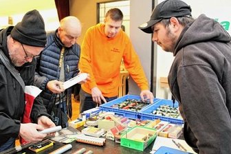 Ansturm auf Modellbahnbörse übertrifft alle Erwartungen - Bei der Modellbahnbörse in Thum schauten sich Heiko Neßmann aus Chemnitz, Roman Fischer aus Marienberg und Moritz Ihle vom Gastgeberverein an, was Simon Nestler aus Herold anzubieten hatte. 
