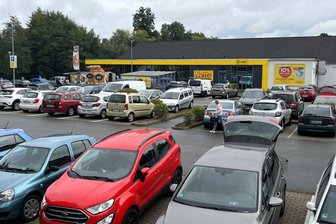Ansturm auf Netto in Rochlitz: Welche Angebote werden gekauft? - Der Parkplatz von Netto in Rochlitz am Dienstag gegen 11 Uhr.