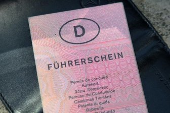 Ansturm auf neue Führerscheine: Vogtlandkreis schaltet zweite Hotline - Ab Juli müssen Papier-Führerscheine gestaffelt nach Geburtsjahrgängen umgetauscht werden.