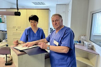 Ansturm auf neue Hautarzt-Praxis im Erzgebirge: 400 Termine am ersten Tag - Dr. Lutz Engelmann behandelt in Schneeberg seine Patienten, hier mit Dina Poguntke.