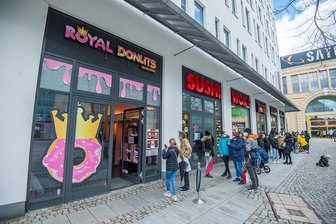 Ansturm auf neuen Donut-Laden in Chemnitz - Der erste Chemnitzer Donutladen "Royal-Donuts" am Düsseldorfer Platz hat am Samstag einen riesigen Ansturm erlebt.