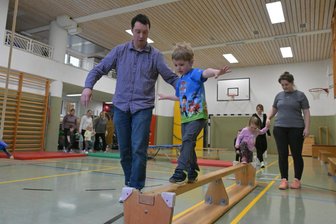 Ansturm auf neues Kinderturn-Angebot im Erzgebirge: „Innerhalb von zwei Stunden war die Gruppe voll“ - In Eibenstock gibt es jetzt eine neue Kinderturn-Gruppe: Ben Ortlepp hilft seinem Sohn Marek beim Balancieren.