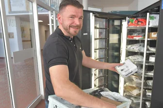 Ansturm auf „Secret Packs“: Kunden stehen Schlange am Retourenautomat in Freiberg - Gerberpassage in Freiberg: Marco Breite beim Befüllen des „Secret Packs“-Automaten.