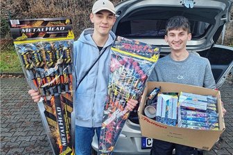Ansturm auf Silvesterfeuerwerk in Chemnitz - Ben Thiemer (links) und Tino Seibel haben richtig zugeschlagen. Sie feiern im Freundeskreis Silvester und wollen es krachen lassen. Danach räumen sie aber alles wieder auf, erklären die jungen Männer.