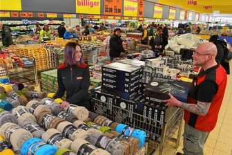 Ansturm bei Norma in Rossau: Was lockt die Kunden nach dem Umbau an? - Mehr Platz in den Gängen und eine neue Aufteilung der Regale: Die Auszubildende Julia Steiner und Danny Schmidt haben im Norma-Markt in Rossau für Nachschub bei den Sonderangeboten gesorgt.