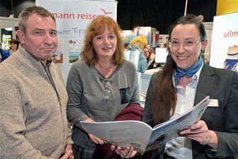 Ansturm bei Reisemesse in Zwickau: „Lieber geben die Leute in der Gaststätte kein Trinkgeld“ - Jens und Regina Hacker kamen aus Thüringen zur Reisemesse und haben sich von Tina Samelke, Mitarbeiterin bei Ullmann Reisen (rechts) beraten lassen. Die Eheleute planen eine Reise nach China.