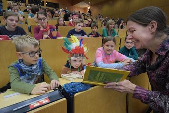 Ansturm beim Semesterstart der Kinder-Uni - Professorin Cecile Sandten mit ihren jungen Studenten Janus, Simon, Luisa und Anton (von links)