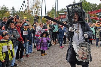 Ansturm im Freizeitpark Plohn: Gruselgestalten locken massenhaft Besucher zur ersten Halloween-Party dieses Herbstes - Zur ersten Halloween-Parade gingen die unheimlichen Gestalten aus der „Zone 22“ im Freizeitpark Plohn mit den Parkbesuchern auf Tuchfühlung.
