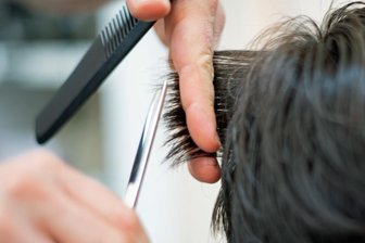 Ansturm vorm Fest? Friseure wegen 2G mit freien Spitzen - Im vergangenen Jahr mussten Friseurgeschäfte vor Weihnachten geschlossen bleiben, nun gilt 2G. Das bremst den Kundenstrom in der Region weiterhin aus.