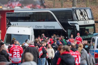 Ansturm zum Eishockey-Sachsenderby: Die ersten Fotos vor dem Spiel zwischen den Eispiraten Crimmitschau und den Lausitzer Füchsen - Der Bus aus Weißwasser fuhr im Schritttempo zum Stadion.