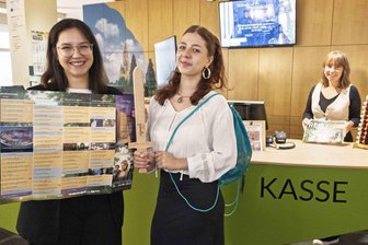 Ansturm zum Festival im Erzgebirge: Findet jeder Schlafgast ein Bett? - Sind gut vorbereitet auf den Ansturm der Fabulix-Fans: Tina Egerer-Schlegel, Frida Schiefer und Judy Seidel (v. l.) von der Tourist-Info im „Erzhammer“ in Annaberg-Buchholz.