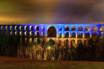 Anti-Kriegs-Aktionen: Wie das Vogtland Farbe bekennt - Die Göltzschtalbrücke in Blau und Gelb: Dieses Bild bot sich in der Nacht von Freitag zu Samstag für eine halbe Stunde aus Richtung Greiz.