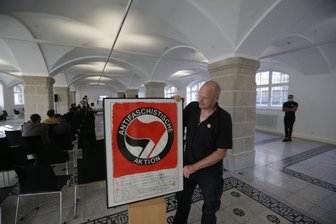 Bernd Langer mit seinem Logo-Entwurf, der für über 3600 Euro versteigert wurde.