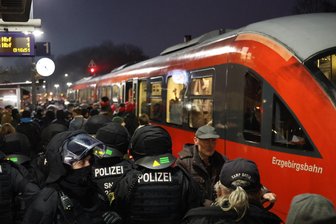 Antifa-Demo und Bergparade in Schwarzenberg: Polizei trennt Protest und Tradition - Nach Demo-Ende begleitete die Polizei die Teilnehmer zum Zug.