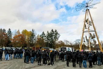 Antifa demonstriert in Johanngeorgenstadt: Polizei setzt Pfefferspray gegen Störer ein - Antifa-Kundgebung im Schatten der Riesenpyramide auf dem Platz des Bergmanns.
